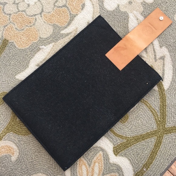 Leather clasp closures Felt laptop bag case grey black outside Red stripe inside - Picture 2 of 7